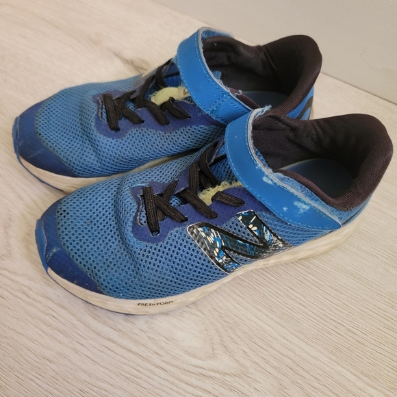 New Balance Fresh Foam Kids Shoes 2.5 US Wide - Picture 3 of 7